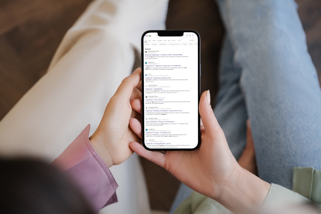 Google Ads Suchmaschinenanzeigen von Yoga Safari (Reiseanbieter) auf dem Handy