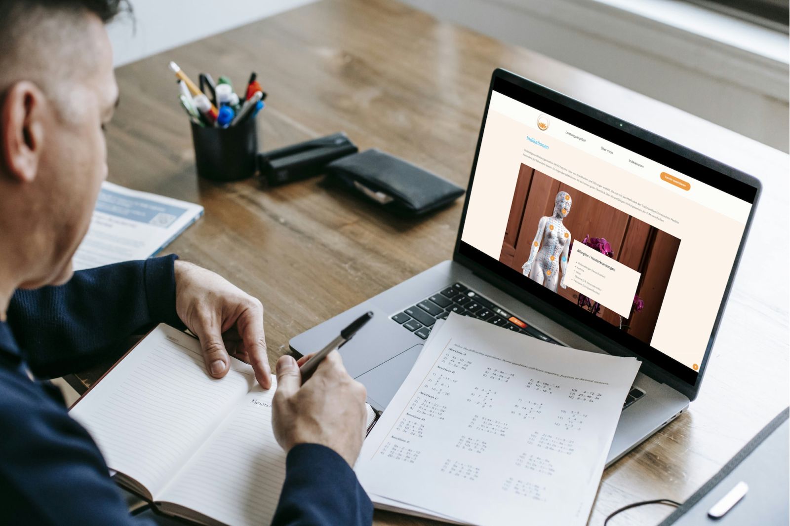 Website von TCM Moritz Mettler auf einem Laptop