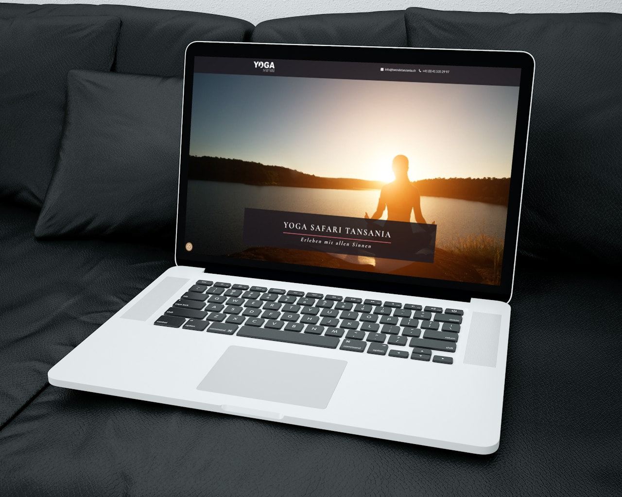 Website von Yoga Safari (Reiseanbieter) auf einem Laptop