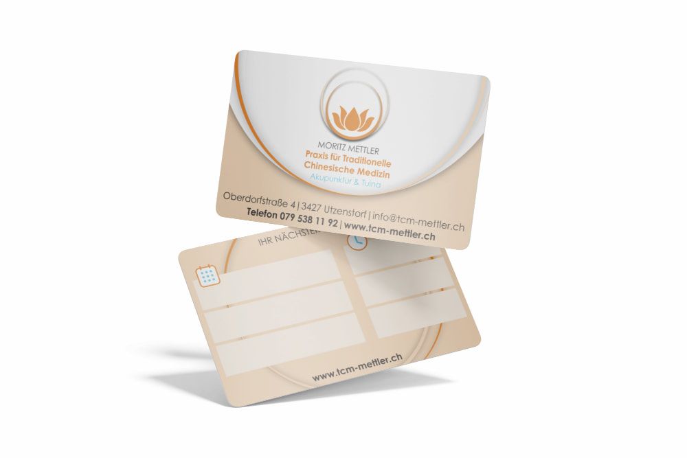 Vor- und Rückseite Visitenkarten von TCM Moritz Mettler mit Terminfeldern