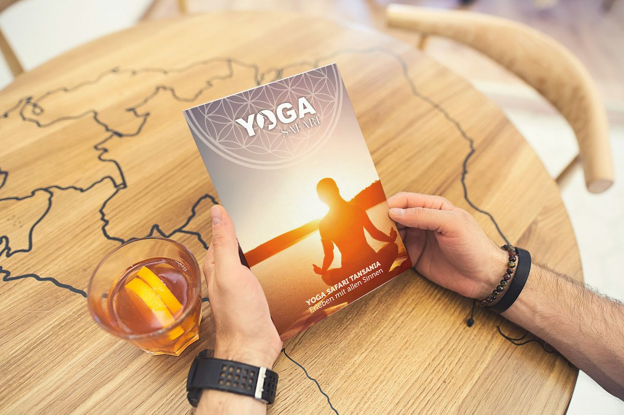 Faltflyer von Yoga Safari (Reiseanbieter)